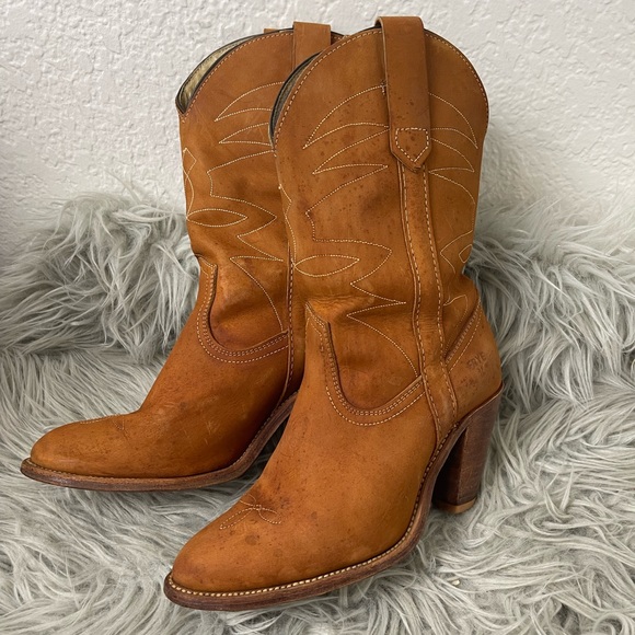 Vintage Frye heeled boots - Picture 3 of 9